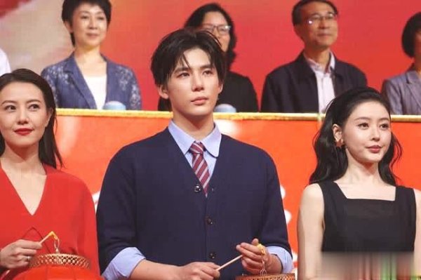 金牛呗 高圆圆站位出错，王安宇巧妙暗示，实现电影宣传与明星形象双赢